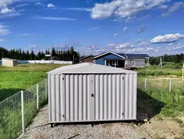 Хозблок для хранения строительных материалов в светло-сером цвете в дер. Новинское, Наро-Фоминский г.о., МО