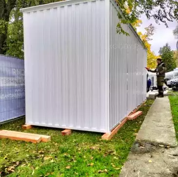 Нестандартный белоснежный контейнер для укрытия оборудования на выставке ВДНХ, г. Москва 